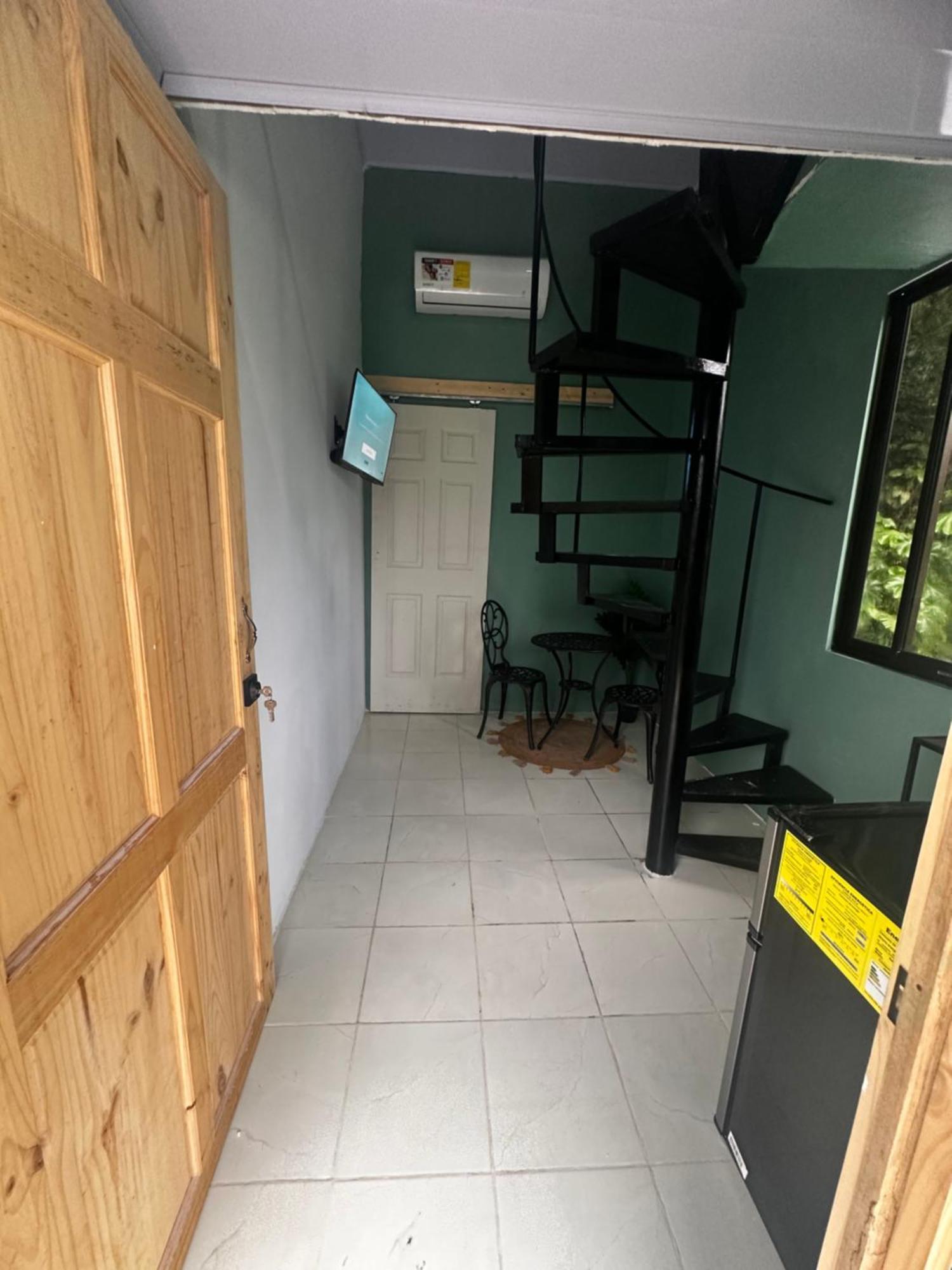 The Jungle Container Bed and Breakfast Quepos Buitenkant foto